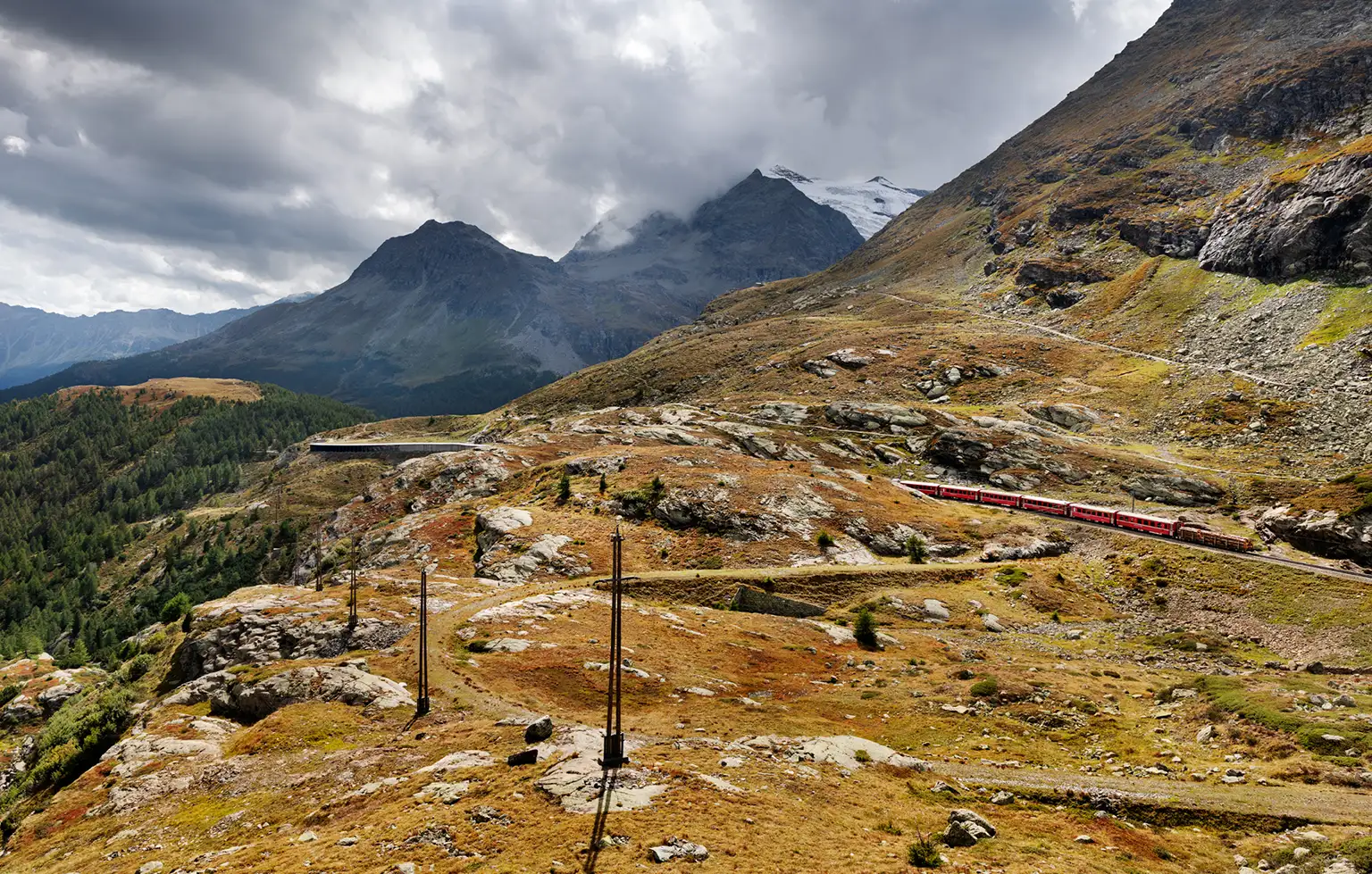Zug der Berninabahn nahe der Scala Schleife am Bernina Pass.