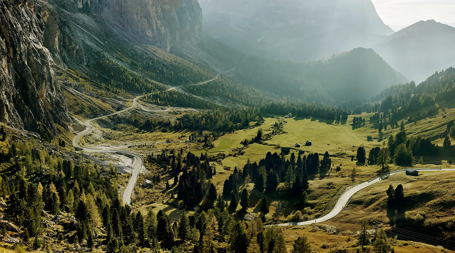 Strasse des Alpenpass Grödner Joch unterhalb des Langkofel Berg in Südtirol