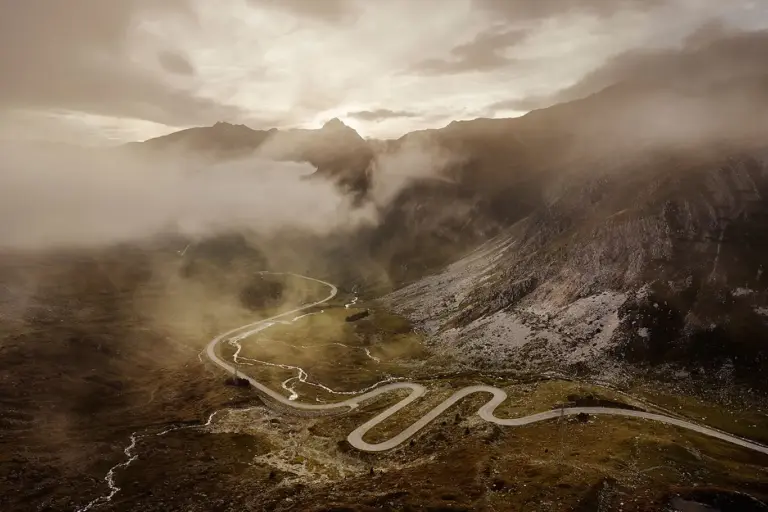 Westrampe des Julier Pass im Abendlicht und Wolkenfetzen