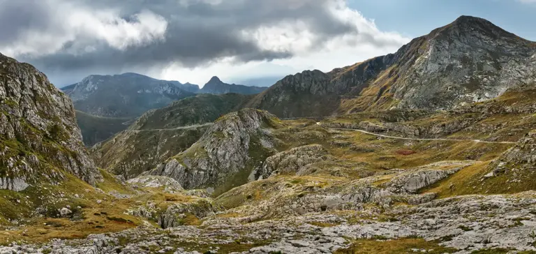 Karstlandschaft am Alpenpass Colle delle Carsene im nördlichen Abschnitt der Ligurischen Grenzkammstrasse