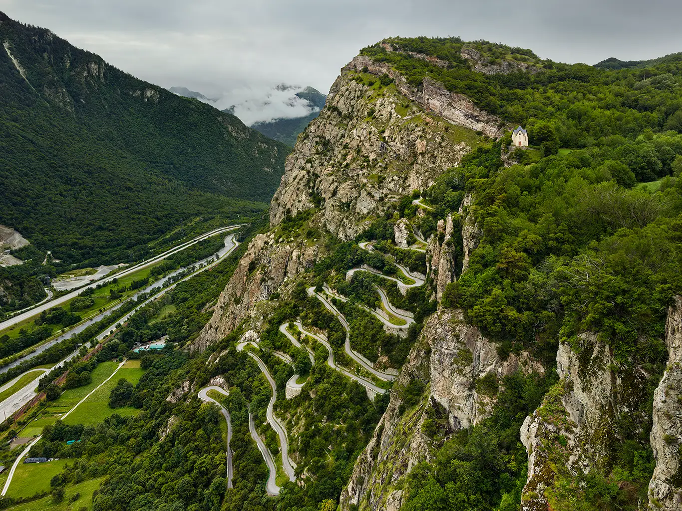 Die Serpentinen von Montvernier, eine Straße in der Maurienne zum Col de Chaussy