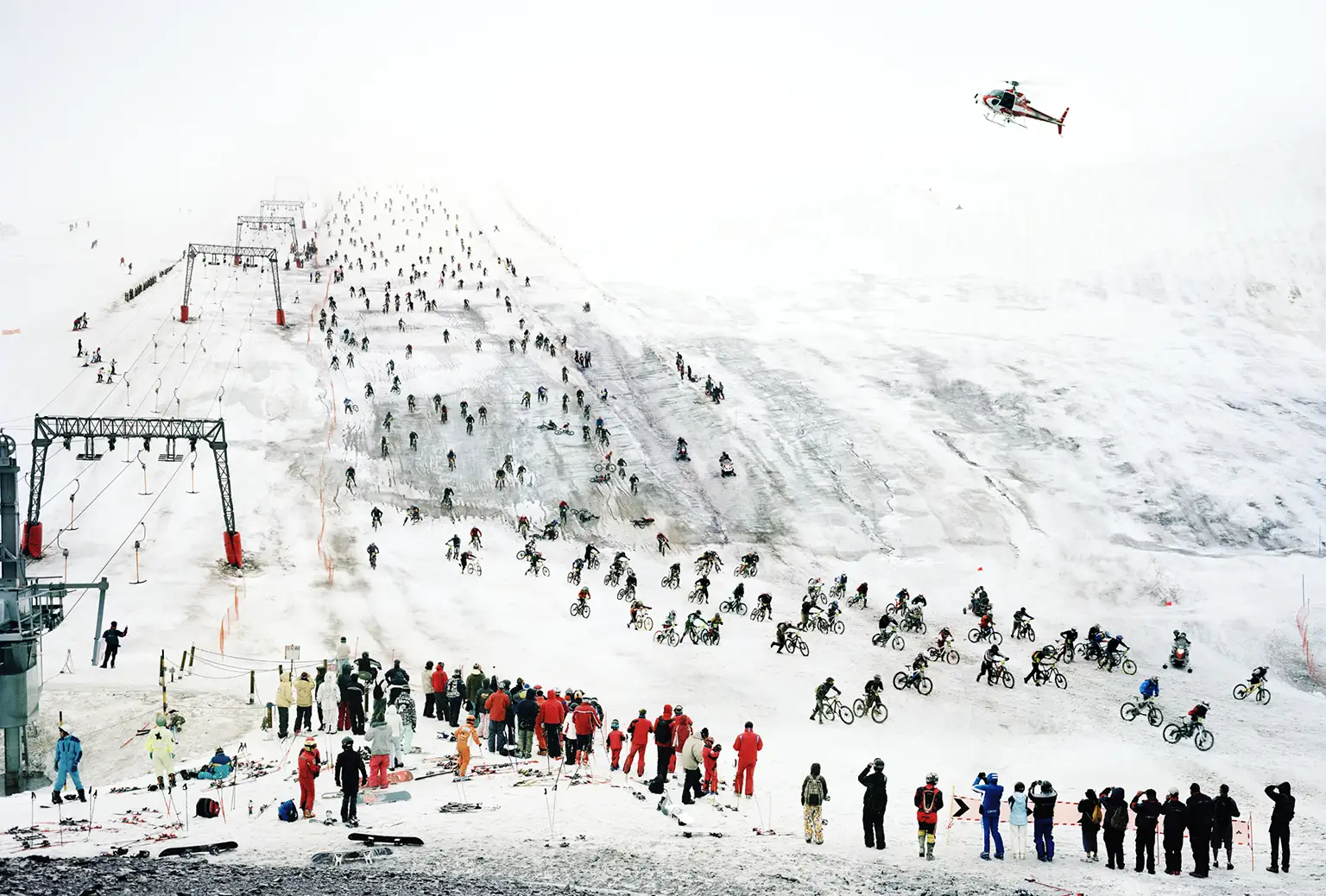 Mountainbike Fahrer auf dem Mont-de-Lans Gletscher im französischen Skiort Les Deux Alpes