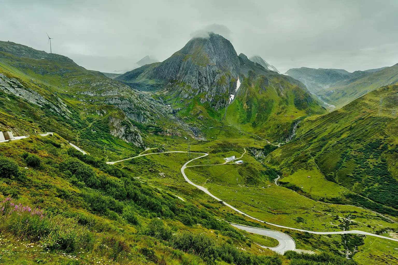 Strasse der Westrampe des Nufenen Pass und Fülhorn Berg in der Schweiz