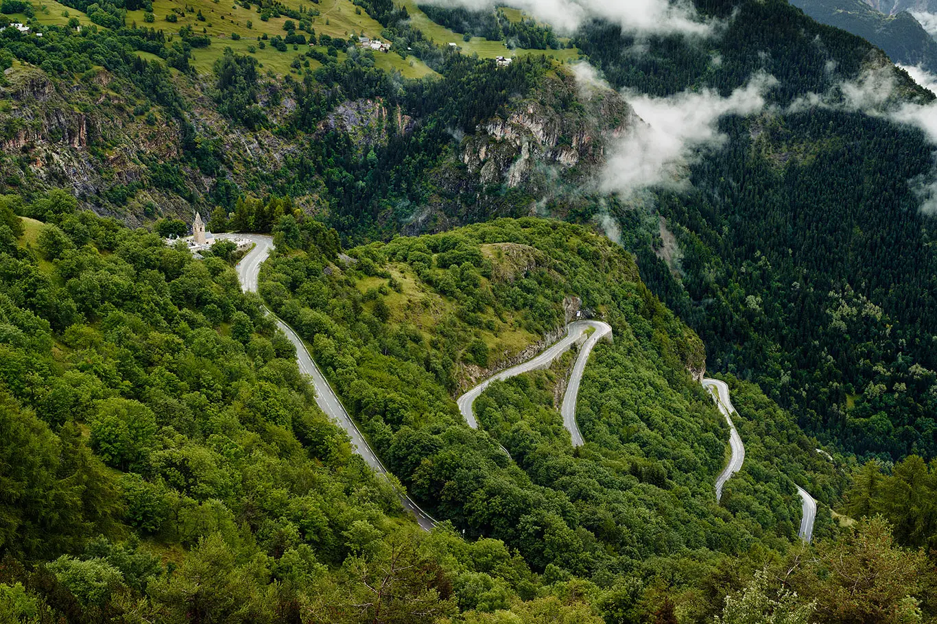 Strasse mit 21 Kehren nach Alpe d'Huez in den französischen Alpen